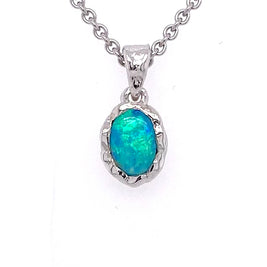 Vedhæng med en ægte solid crystal opal fra Australien indfattet i et rustikt vedhæng med organiske former i sterling sølv.