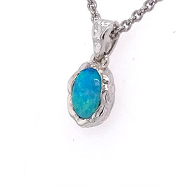 Vedhæng med en ægte solid crystal opal fra Australien indfattet i et rustikt vedhæng med organiske former i sterling sølv.