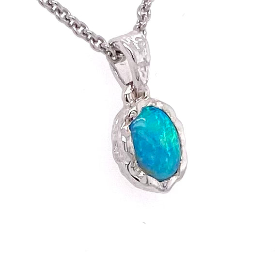 Vedhæng med en ægte solid crystal opal fra Australien indfattet i et rustikt vedhæng med organiske former i sterling sølv.