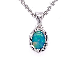 Vedhæng med en ægte solid crystal opal fra Australien indfattet i et rustikt vedhæng med organiske former i sterling sølv.