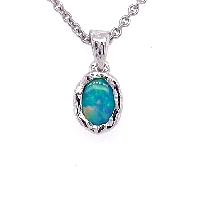 Vedhæng med en ægte solid crystal opal fra Australien indfattet i et rustikt vedhæng med organiske former i sterling sølv.