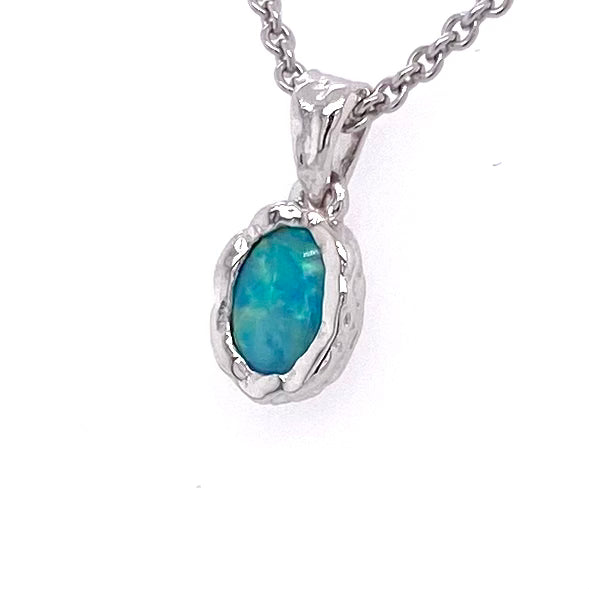Vedhæng med en ægte solid crystal opal fra Australien indfattet i et rustikt vedhæng med organiske former i sterling sølv.