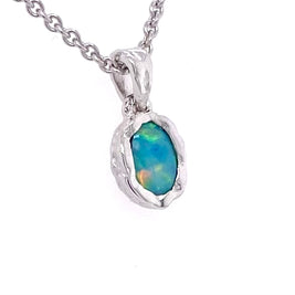 Vedhæng med en ægte solid crystal opal fra Australien indfattet i et rustikt vedhæng med organiske former i sterling sølv.