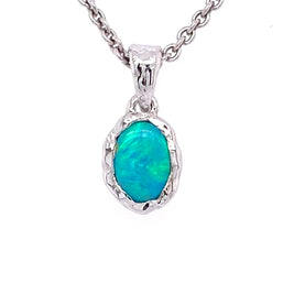 Vedhæng med en ægte solid crystal opal fra Australien indfattet i et rustikt vedhæng med organiske former i sterling sølv.