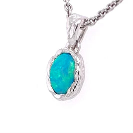 Vedhæng med en ægte solid crystal opal fra Australien indfattet i et rustikt vedhæng med organiske former i sterling sølv.