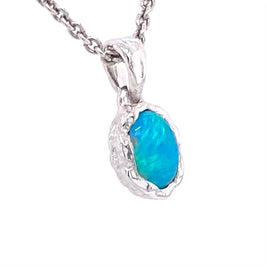 Vedhæng med en ægte solid crystal opal fra Australien indfattet i et rustikt vedhæng med organiske former i sterling sølv.