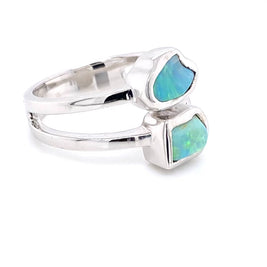 Dobbelt ring med ægte solide crystal opaler fra Australien. Ringen er i blankt sterling sølv.