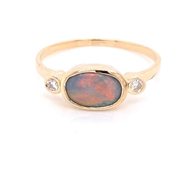 Ring med en ægte solid opal fra vores egen mine i Lightning Ridge, Australien. Indfattet i blankt 14 karat guld. Opalen vejer 0,79 ct., og der er isat 2x 0,03 ct. W/SI diamanter.