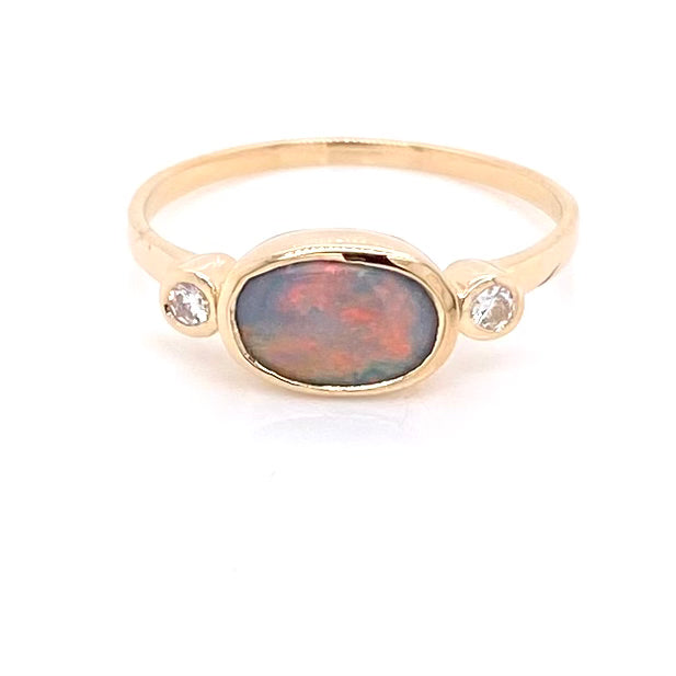 Ring med en ægte solid opal fra vores egen mine i Lightning Ridge, Australien. Indfattet i blankt 14 karat guld. Opalen vejer 0,79 ct., og der er isat 2x 0,03 ct. W/SI diamanter.