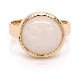 Ring med en ægte solid opal fra Cooper Pedy, Australien indfattet i 14 karat guld. Opalen vejer 5,64 ct. Bodytone N9.