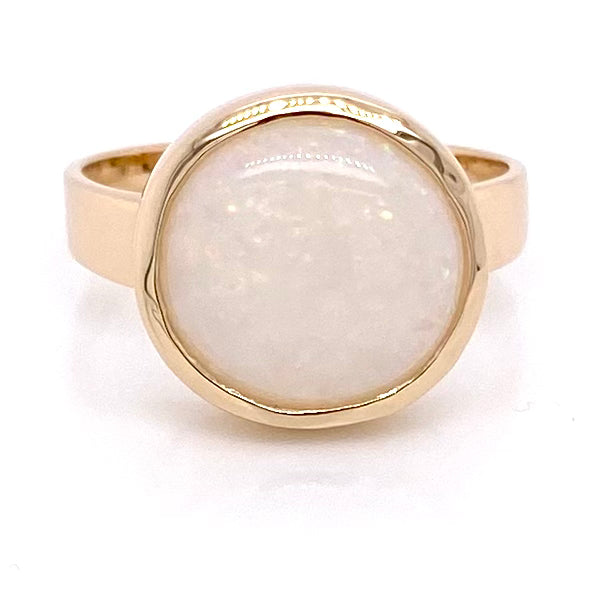 Ring med en ægte solid opal fra Cooper Pedy, Australien indfattet i 14 karat guld. Opalen vejer 5,64 ct. Bodytone N9.