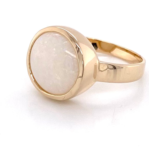 Ring med en ægte solid opal fra Cooper Pedy, Australien indfattet i 14 karat guld. Opalen vejer 5,64 ct. Bodytone N9.