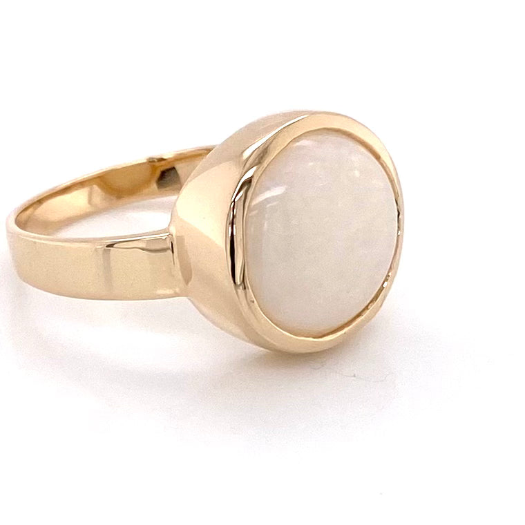 Ring med en ægte solid opal fra Cooper Pedy, Australien indfattet i 14 karat guld. Opalen vejer 5,64 ct. Bodytone N9.