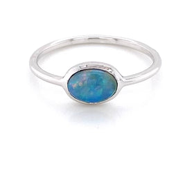 Ring med en ægte solid crystal opal fra Australien indfattet i sterling sølv.