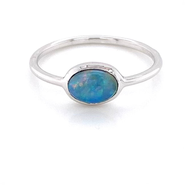 Ring med en ægte solid crystal opal fra Australien indfattet i sterling sølv.