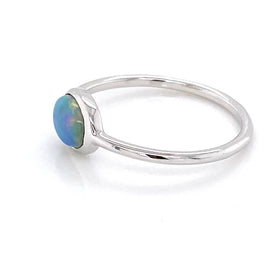 Ring med en ægte solid crystal opal fra Australien indfattet i sterling sølv.