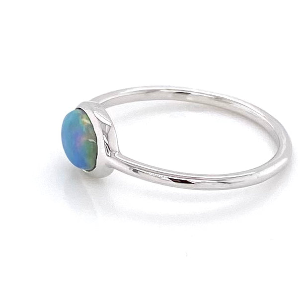 Ring med en ægte solid crystal opal fra Australien indfattet i sterling sølv.