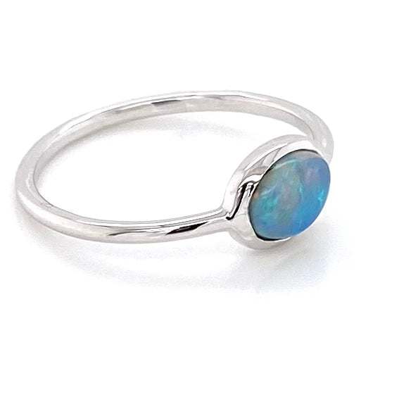 Ring med en ægte solid crystal opal fra Australien indfattet i sterling sølv.