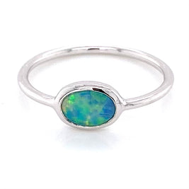 Ring med en ægte solid crystal opal fra Australien indfattet i sterling sølv.