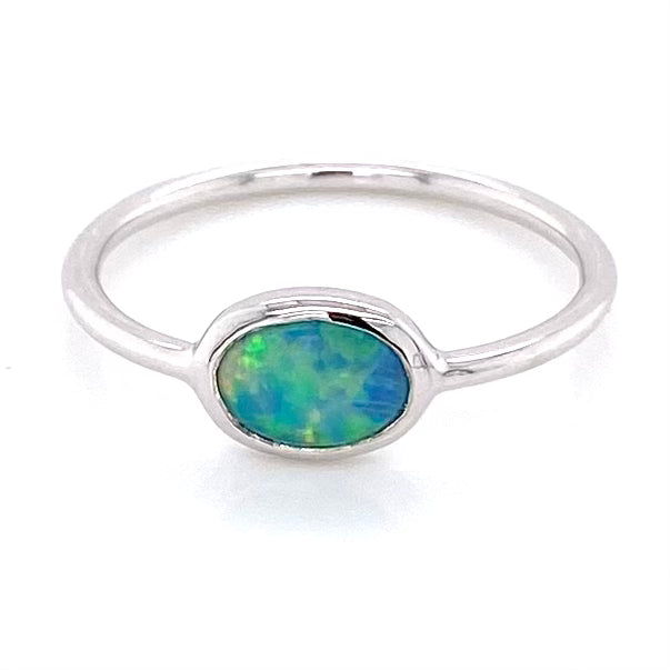 Ring med en ægte solid crystal opal fra Australien indfattet i sterling sølv.