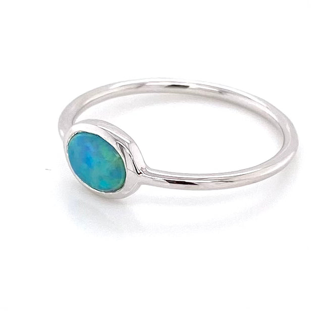 Ring med en ægte solid crystal opal fra Australien indfattet i sterling sølv.