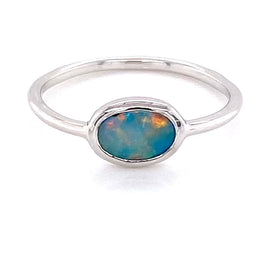 Ring med en ægte solid crystal opal fra Australien indfattet i sterling sølv.