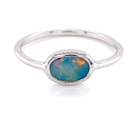 Ring med en ægte solid crystal opal fra Australien indfattet i sterling sølv.