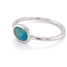 Ring med en ægte solid crystal opal fra Australien indfattet i sterling sølv.