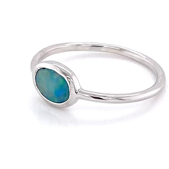Ring med en ægte solid crystal opal fra Australien indfattet i sterling sølv.