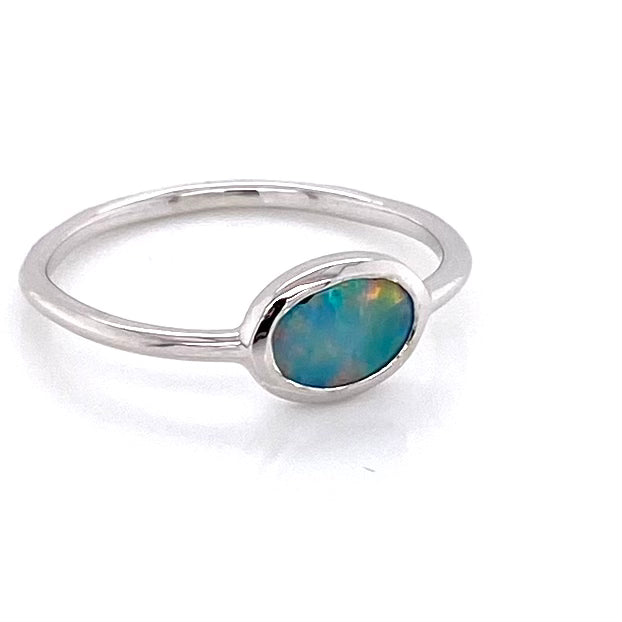 Ring med en ægte solid crystal opal fra Australien indfattet i sterling sølv.