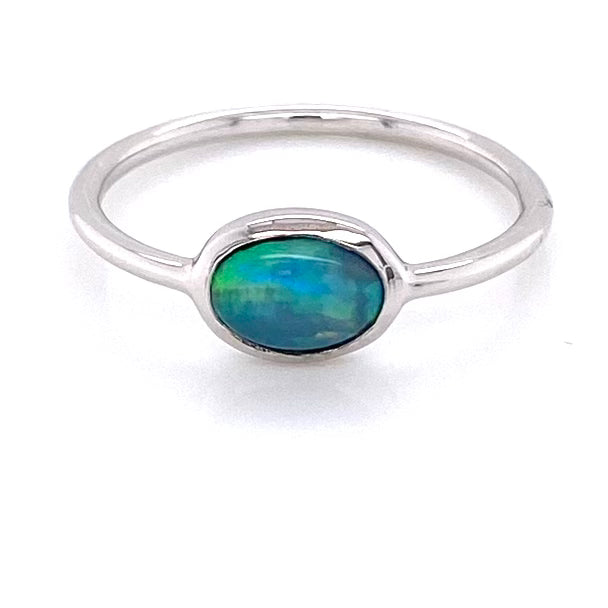 Ring med en ægte solid crystal opal fra Australien indfattet i sterling sølv.