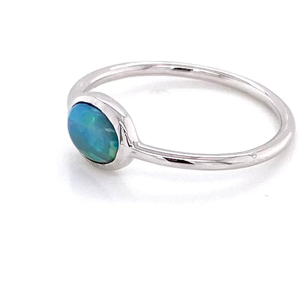 Ring med en ægte solid crystal opal fra Australien indfattet i sterling sølv.