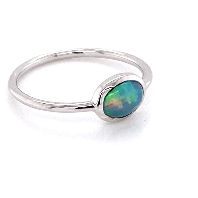 Ring med en ægte solid crystal opal fra Australien indfattet i sterling sølv.