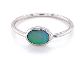 Ring med en ægte solid crystal opal fra Australien indfattet i sterling sølv.