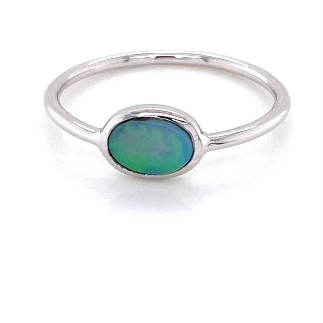 Ring med en ægte solid crystal opal fra Australien indfattet i sterling sølv.