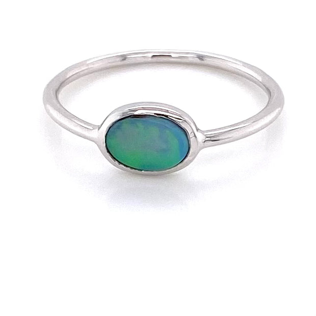 Ring med en ægte solid crystal opal fra Australien indfattet i sterling sølv.