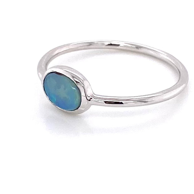 Ring med en ægte solid crystal opal fra Australien indfattet i sterling sølv.