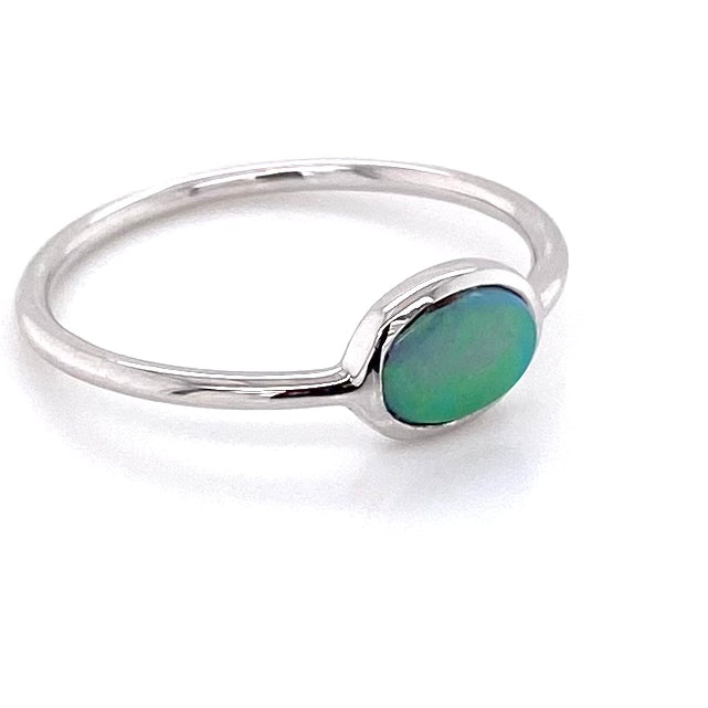 Ring med en ægte solid crystal opal fra Australien indfattet i sterling sølv.