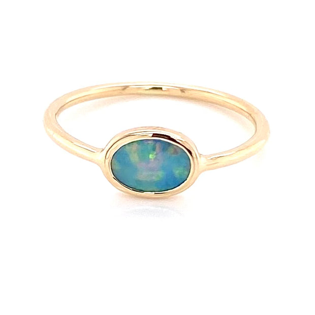 Ring med en ægte solid crystal opal fra Australien indfattet i 14 karat guld.