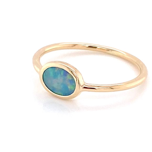 Ring med en ægte solid crystal opal fra Australien indfattet i 14 karat guld.