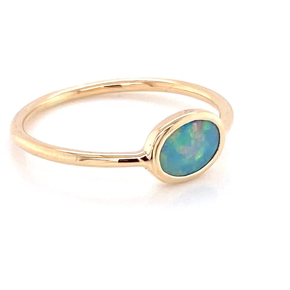 Ring med en ægte solid crystal opal fra Australien indfattet i 14 karat guld.