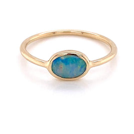 Ring med en ægte solid crystal opal fra Australien indfattet i 14 karat guld.