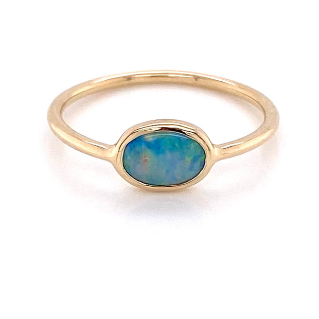 Ring med en ægte solid crystal opal fra Australien indfattet i 14 karat guld.