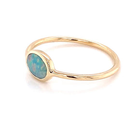 Ring med en ægte solid crystal opal fra Australien indfattet i 14 karat guld.