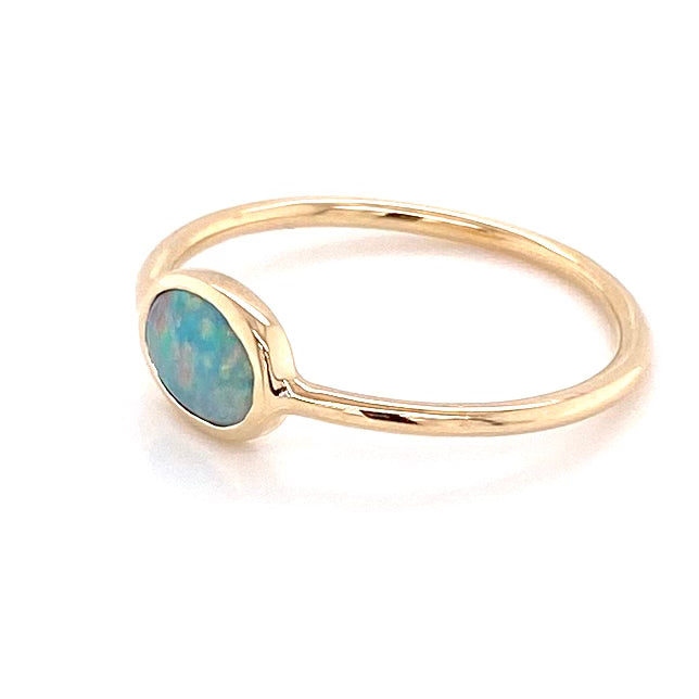 Ring med en ægte solid crystal opal fra Australien indfattet i 14 karat guld.