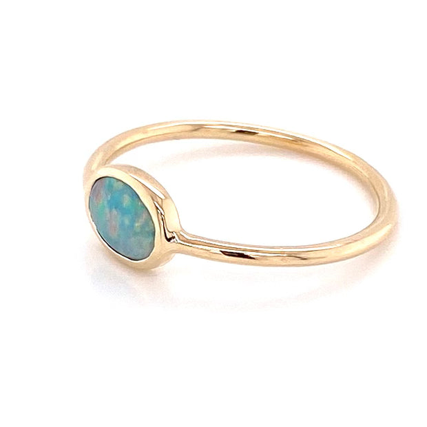 Ring med en ægte solid crystal opal fra Australien indfattet i 14 karat guld.