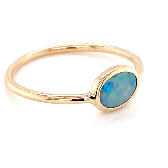 Ring med en ægte solid crystal opal fra Australien indfattet i 14 karat guld.