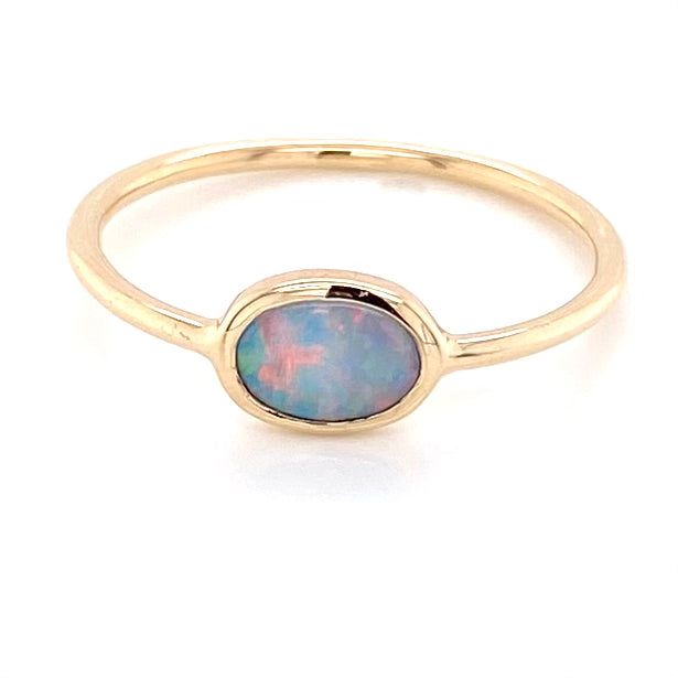Ring med en ægte solid crystal opal fra Australien indfattet i 14 karat guld.