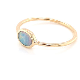 Ring med en ægte solid crystal opal fra Australien indfattet i 14 karat guld.