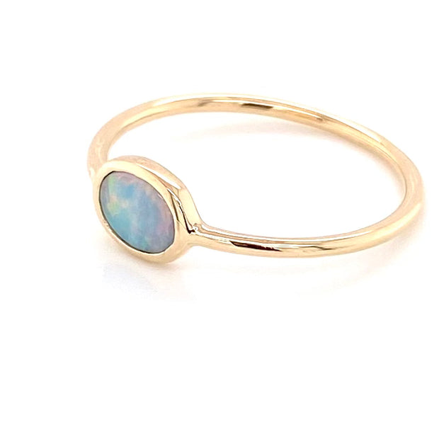 Ring med en ægte solid crystal opal fra Australien indfattet i 14 karat guld.